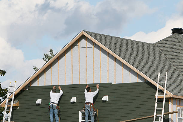 Professional Vinyl Siding technician working in Williamsport, IN